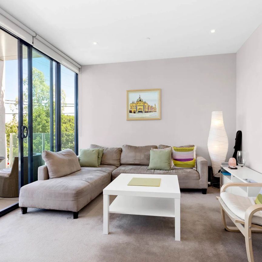 Luxury Apartment with Resort-Style Amenities in Prime City Location - Photo 1