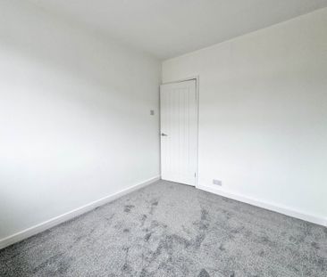 Surrey Avenue, High Crompton - Photo 3