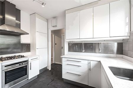 A very well presented three double bedroom flat located in the heart of the Village. - Photo 2