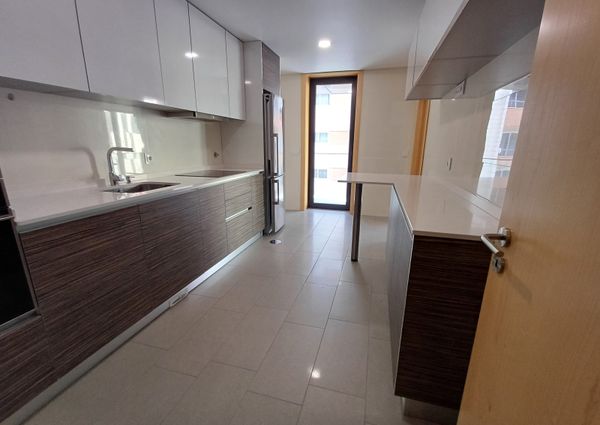 Apartamento T2 junto ao Centro Comercial Glicínias