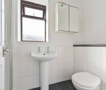 4 bedroom end of terrace house to rent - Photo 5