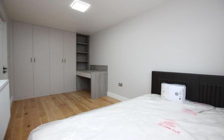 *** STUDENT HOUSE *** An immaculate terraced property which has been recently renovated, top to bottom. Offered to students on a furnished basis, available in July. Bills not included. - Photo 3