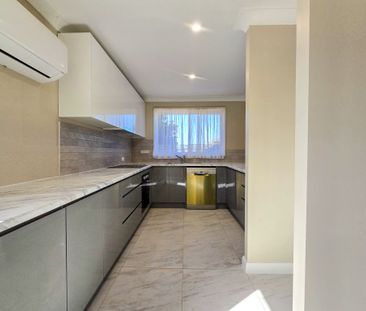 Freshly Updated Villa with Spacious Courtyards in a Quiet Glenfield... - Photo 6