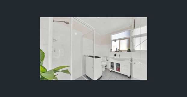 Bright, breathable and low-maintenance one-bedroom unit - Photo 1