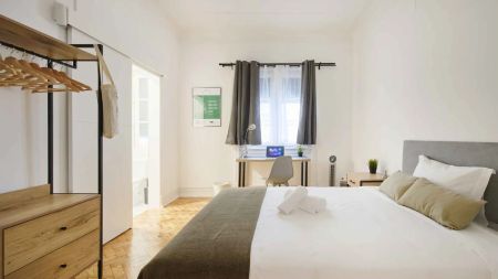 Room in a shared 7-bedroom apartment for rent in Lisbon, perfect for professionals and students. - Photo 5