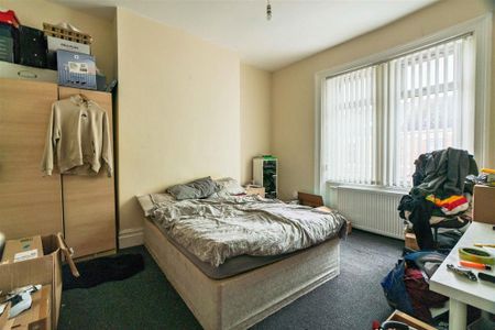3 bedroom flat to rent - Photo 2