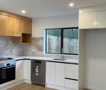 Near New 3 Bedroom + 2.5 Bathrooms + Garage - Photo 2