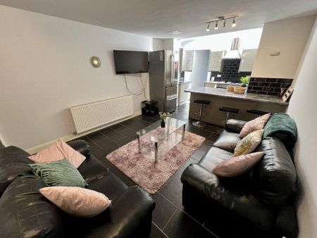 1 bedroom in a house share to rent - Photo 3