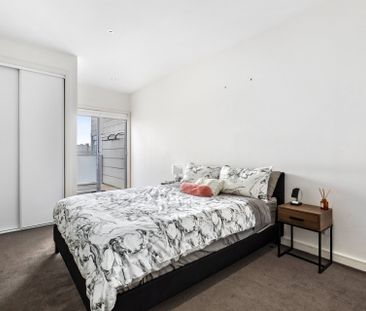Spacious, Light Filled Apartment in a Prime Location - Photo 3