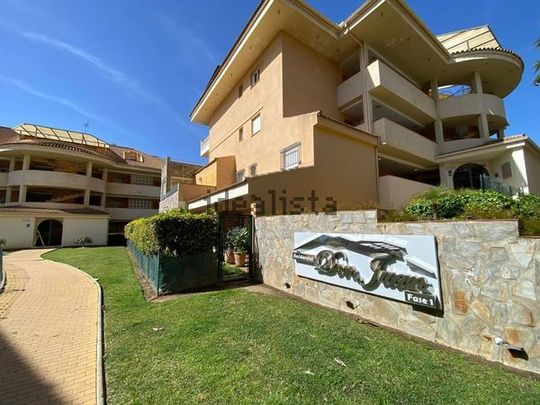 Alquiler de piso en Calle Sierra de Cazorla - Photo 1