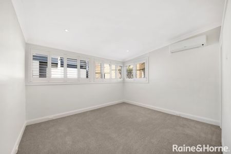 Generous Apartment in the Heart of Mosman Village - Photo 4