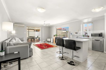 Modern, low-maintenance villa just minutes from the coast. - Photo 2