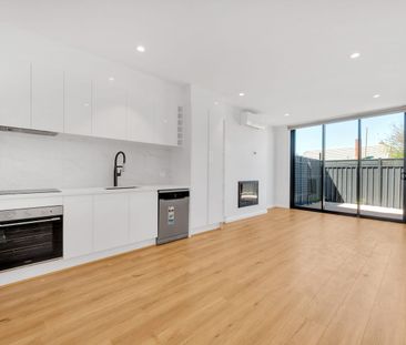 Brand new Designer 3 bedroom townhouse with study - Photo 6