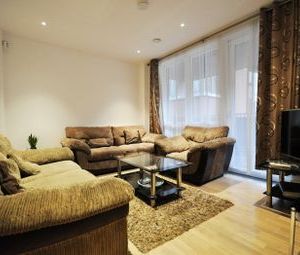 3 Bedrooms Flat to rent in London W10 | £ 550 - Photo 1