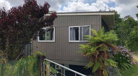 2BR house in Oratia - Photo 3