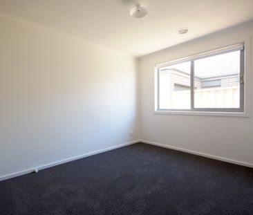 196 Blue Horizons Way, Pakenham VIC 3810 - House For Rent | Domain - Photo 2