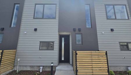 Newish Townhouse - Photo 4