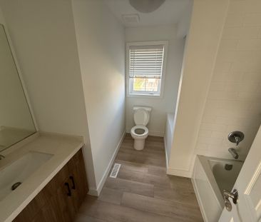 For Lease - 17 Hewitt Place, Barrie, Ontario - Photo 4