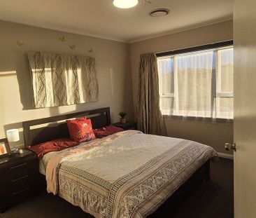 3 Bedroom double bathroom Centralised heat/cool - Photo 4