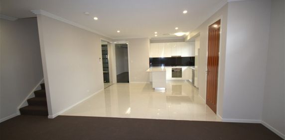 Modern 3 Bed + Study Townhouse For Rent - Photo 2