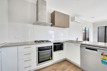 Modern and Contemporary 4-Bedroom House in Tarneit for Lease! - Photo 3