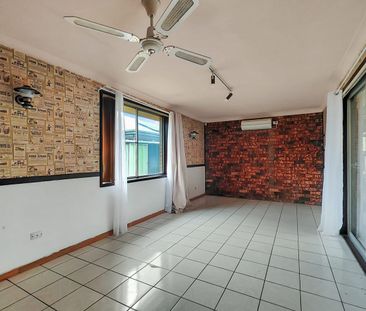 SPACIOUS FAMILY HOME IN PRIME LOCATION! - Photo 1