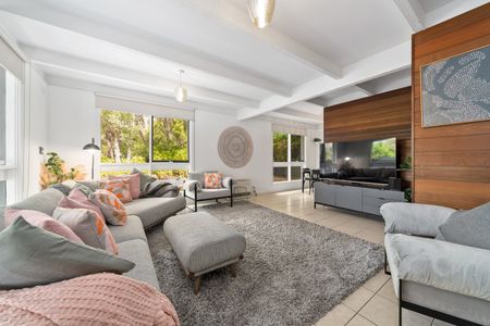 Charming beachside retreat- fully furnished! - Photo 4