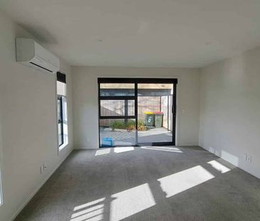 MODERN, SUNNY TOWNHOUSE IN PRIME LOCATION - Photo 3