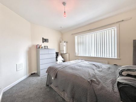 4 bedroom semi-detached house to rent - Photo 4