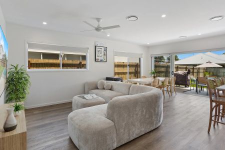 Near new 4-Bedroom Home with Pool & Luxury Features. Contact Julie Sykes 0438 050 110 The weekly rent will increase to $975 on 21.03.2025 - Photo 2