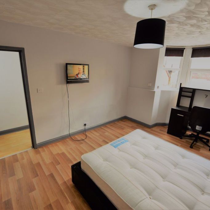 1 bedroom Flat in Brudenell Mount, Leeds - Photo 1