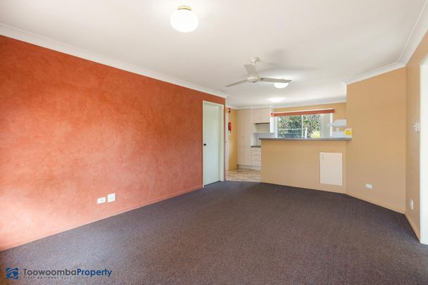 2 bedroom in quiet complex- ideal for retirees! - Photo 1