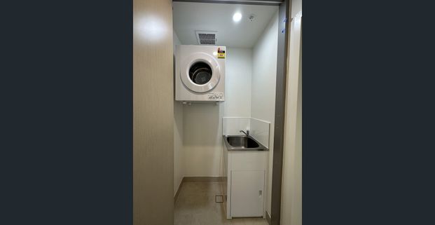 Cozy modern spacious 2 Bedrooms and 2 Bathrooms Apartment with balcony for lease - Photo 1