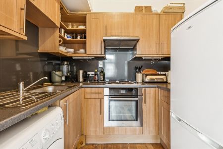 Sinclair Road, Shepherds Bush, W14 flat to rent - Photo 3