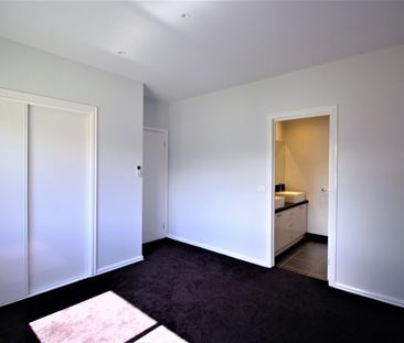 BEAUTIFUL 2 BEDROOM TOWNHOUSE IN IDEAL LOCATION - Photo 6