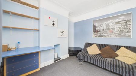 5 bedroom end of terrace house to rent - Photo 3