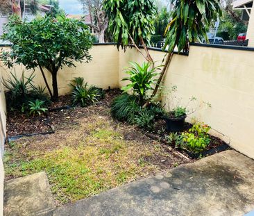 Fresh One-Bedroom Unit with Private Courtyard – Balmoral - Photo 4