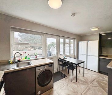 Fairview Avenue, Woking, Surrey, GU22 7NU - Photo 1