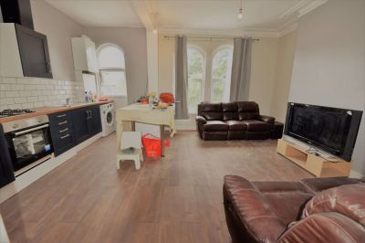 5 bedroom House in Victoria Road, Leeds - Photo 1