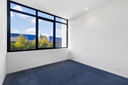 Bright & Modern One-Bedroom Apartment with Balcony in the Heart of Richmond - Photo 2