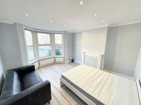 1 bedroom in a house share to rent - Photo 3