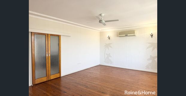 Spacious Three-Bedroom Home with Escarpment Views - Photo 1