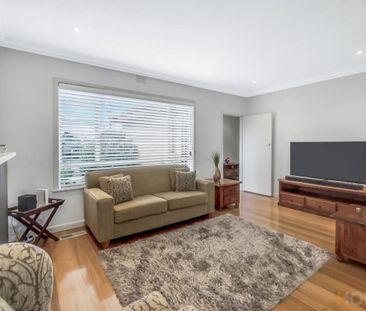 UPDATED FAMILY HOME|QUIET NEIGHBOURHOOD| CONVENIENT LOCATION - Photo 4