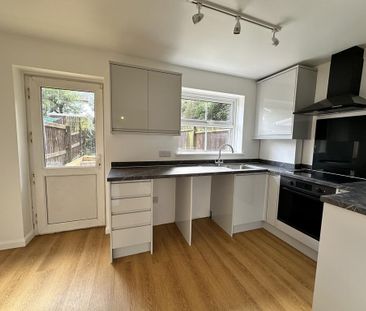 2 bedroom end of terrace house to rent - Photo 4