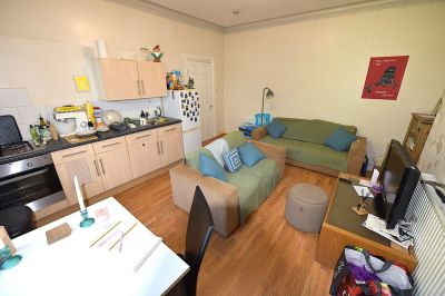 1 bedroom Flat in Victoria Road, Leeds - Photo 2
