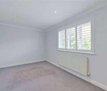 Spacious detached family home with large garden, studio and impress... - Photo 2