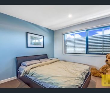 Stylish & Spacious 3-Bed Townhouse in Inner West Melbourne - Photo 6