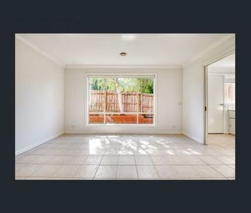 Spacious Townhouse close to all amenities - Photo 1