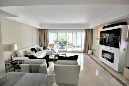 Luxury Villa for rent in The Golden Mile, Marbella, Andalusia - Photo 4