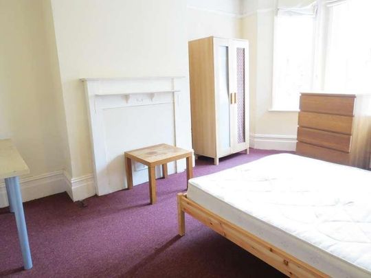 Bedroom Detached House In Charminster, BH8 - Photo 1